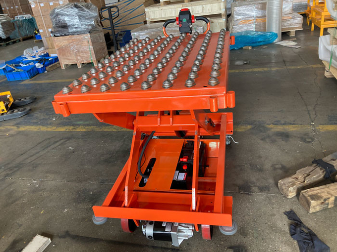 Scissor Automatic Braking Mobile Lift Tables 500kg With Integrated Pop Up Ball Transfer 1