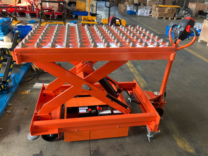Good price Scissor Automatic Braking Mobile Lift Tables 500kg With Integrated Pop Up Ball Transfer online