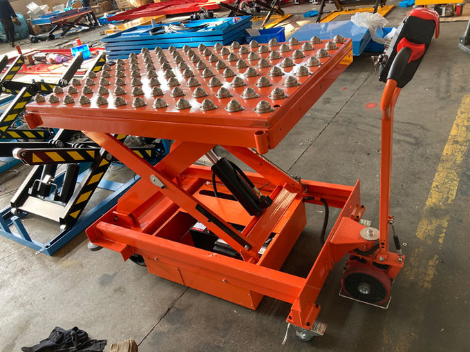 Scissor Automatic Braking Mobile Lift Tables 500kg With Integrated Pop Up Ball Transfer 0